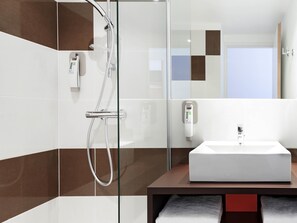 Kamar Standar, 1 Tempat Tidur Double | Meja kerja, tirai kedap cahaya, kedap suara, dan setrika/meja setrika