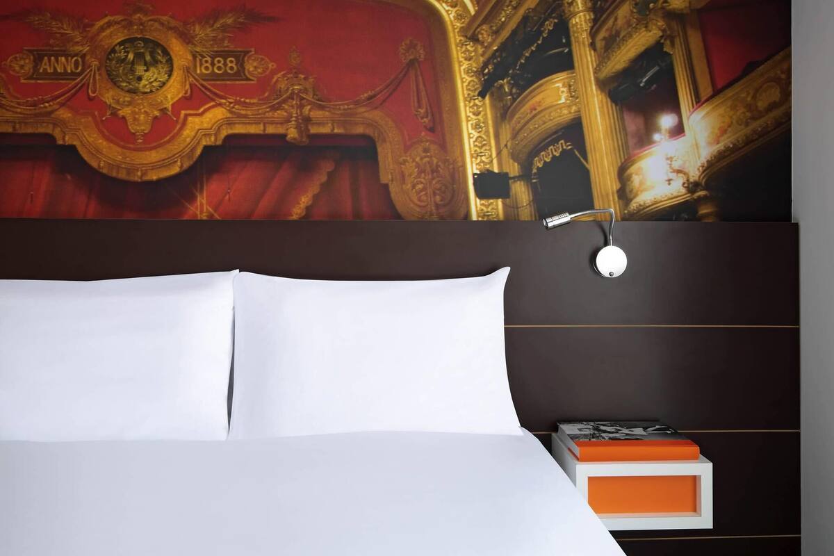 Rom – standard, 1 dobbeltseng | Skrivebord, blendingsgardiner, lydisolert og strykejern/-brett