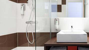 Articles de toilette écologiques, sèche-cheveux, serviettes fournies