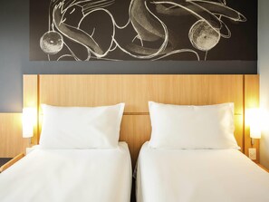 スタンダード アパートメント シングルベッド 2 台 | ミニバー、セーフティボックス (室内)、デスク、遮光カーテン