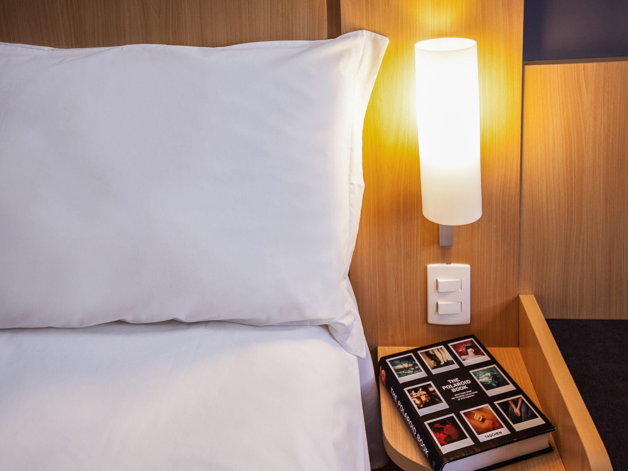 Minibar, coffres-forts dans les chambres, bureau, rideaux occultants