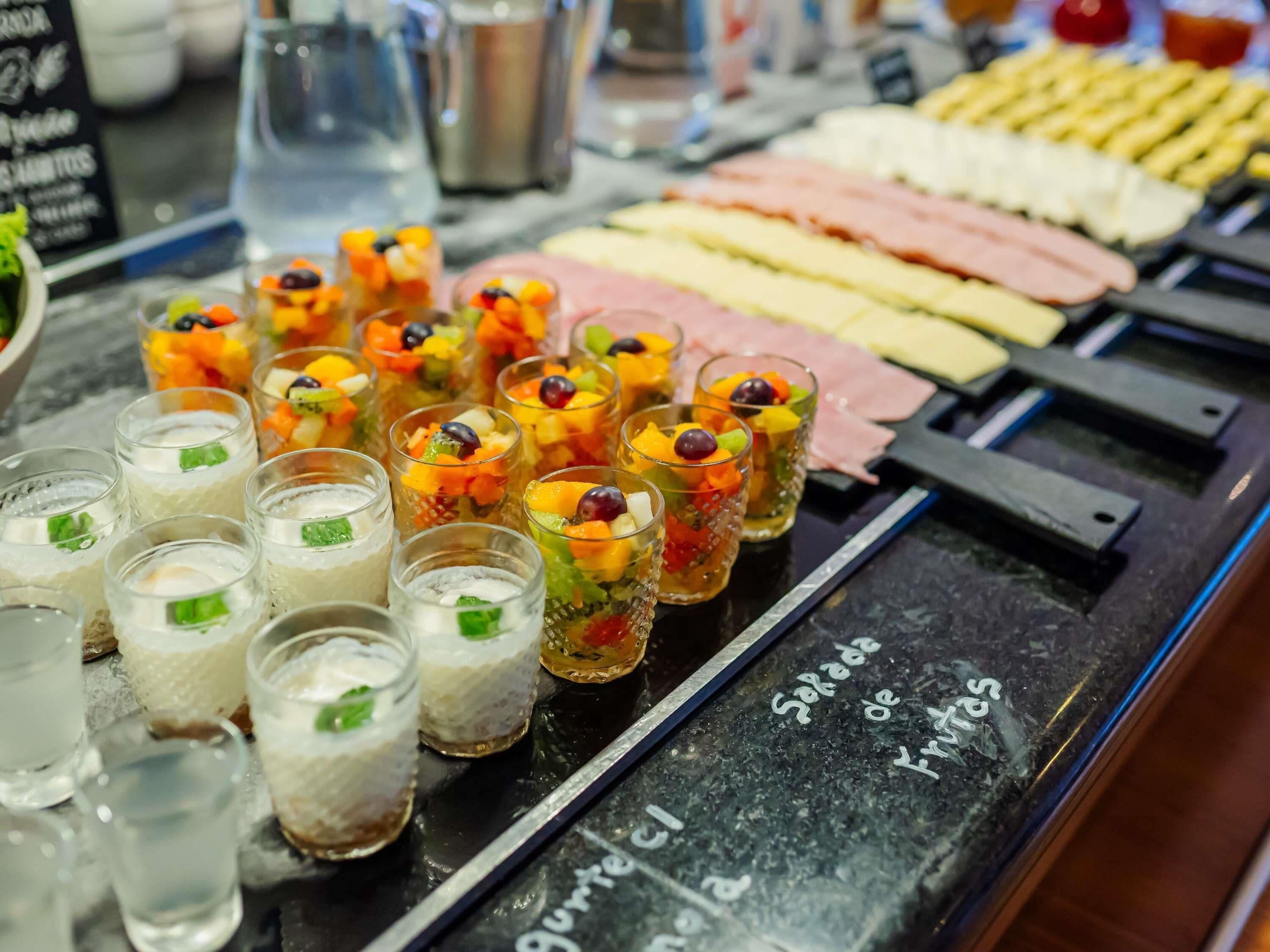 Een buffet met diverse gerechten en drankjes.