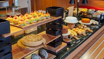 Daily buffet breakfast (BRL 53.00 per person)