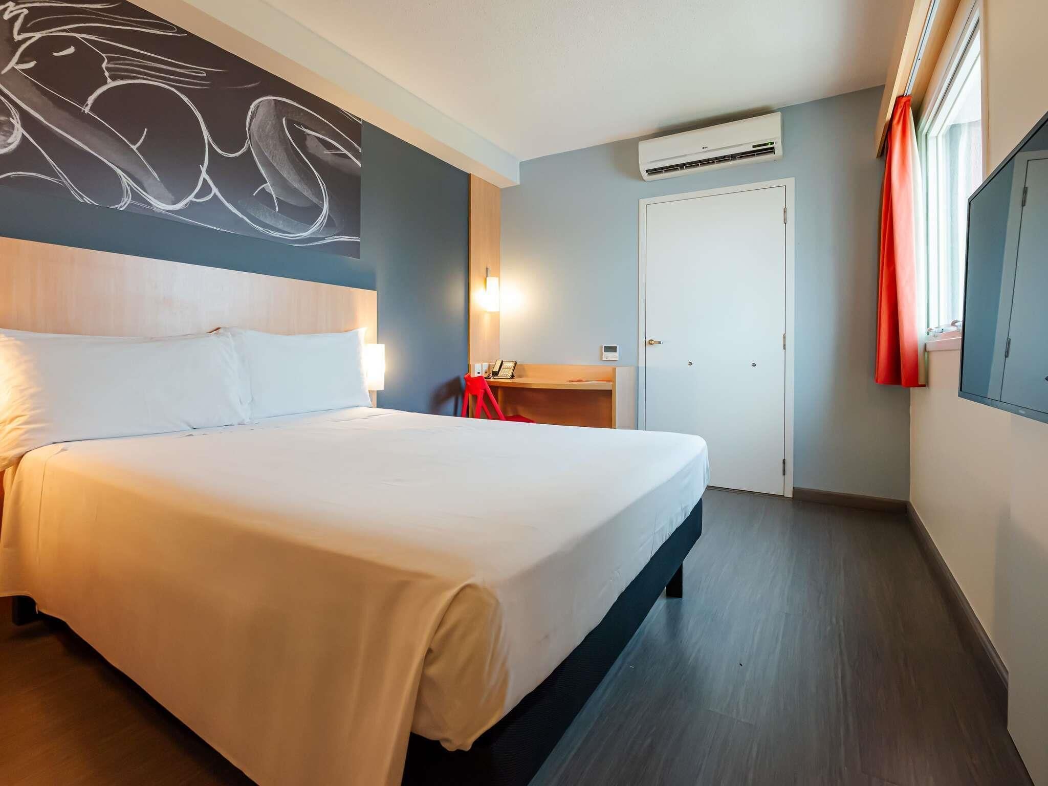 Habitación estándar, 1 cama doble, accesible para personas con discapacidad | Minibar, caja fuerte, escritorio y cortinas opacas