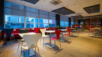 Desayuno buffet diario (BRL 53.00 por persona)