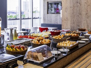 朝食 (ビュッフェ)、毎日提供 (1 名様 44 BRL)