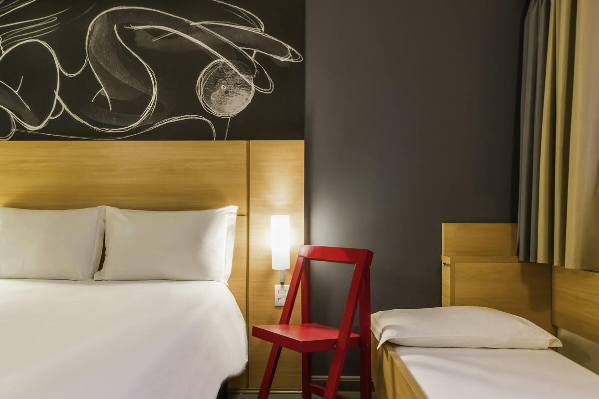 家庭房, 1 张双人床 (Cama extra para criança) | 迷你吧、客房内保险箱、办公桌、免费 WiFi