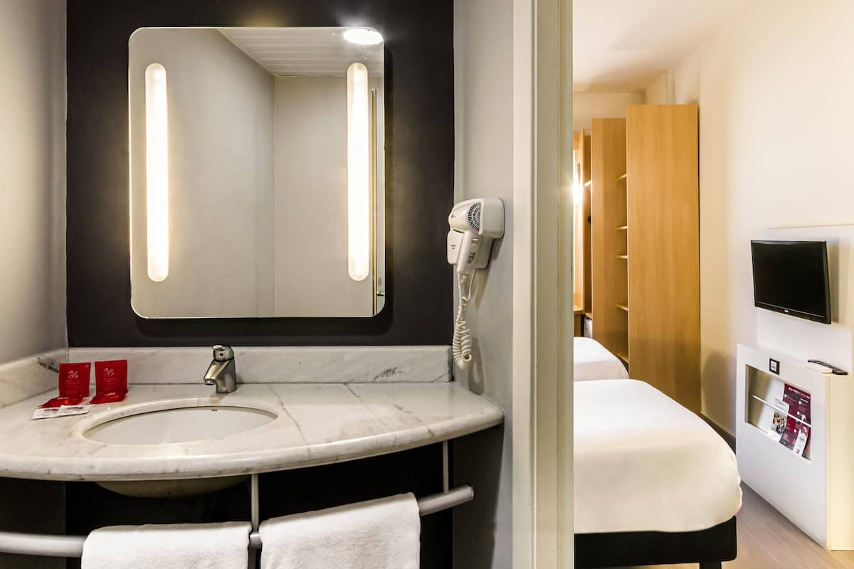 Frigobar, cofres nos quartos, escrivaninha, Wi-Fi de cortesia