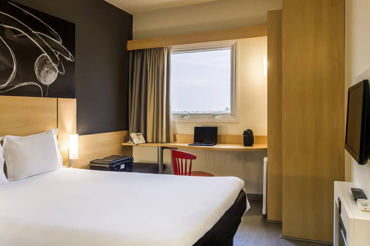Quarto standard, 1 cama de casal | Frigobar, cofres nos quartos, escrivaninha, Wi-Fi de cortesia
