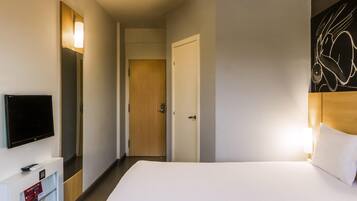 Quarto standard, 1 cama de casal | Frigobar, cofres nos quartos, escrivaninha, Wi-Fi de cortesia