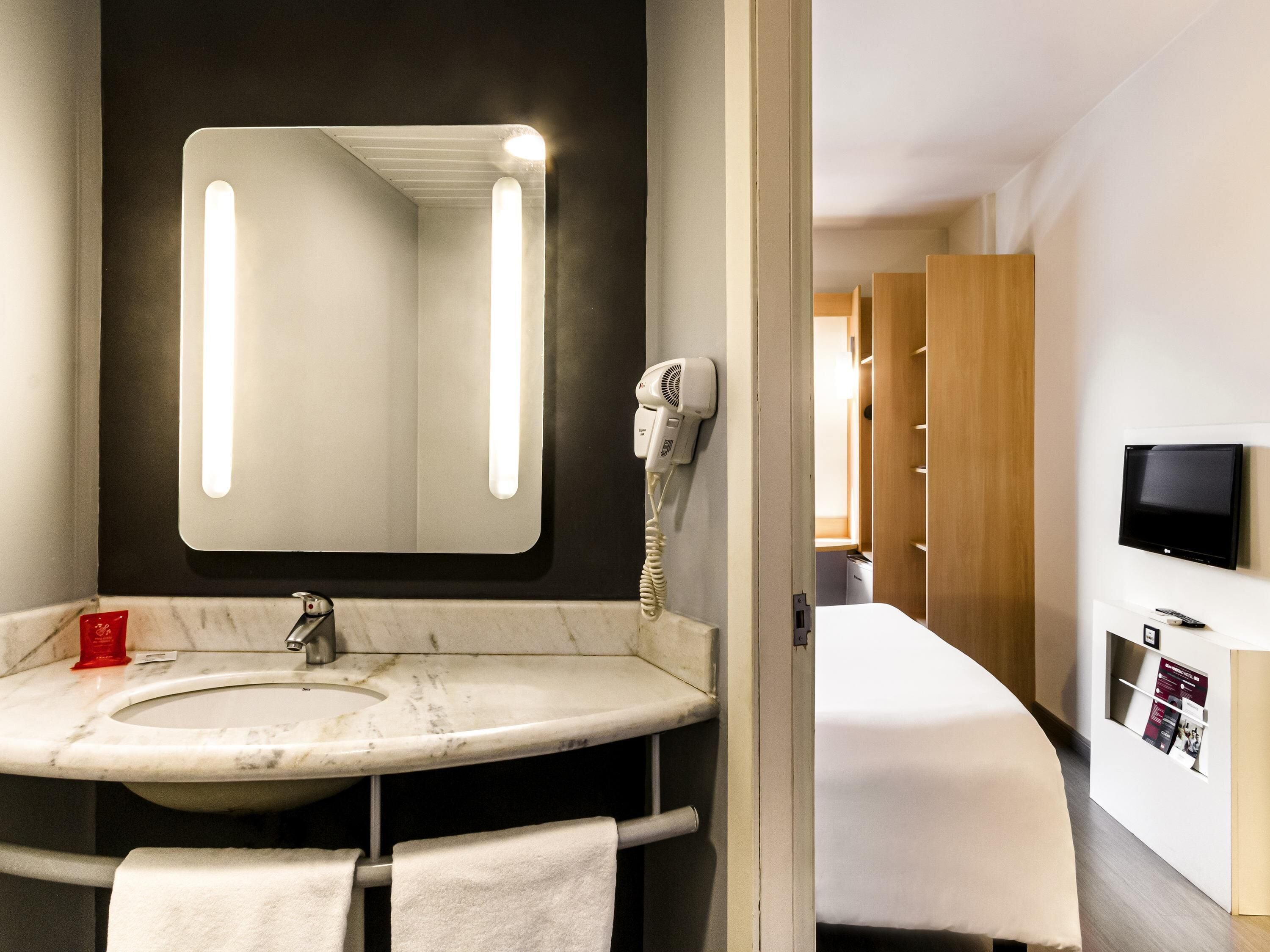 迷你吧、房內夾萬、書桌、免費 Wi-Fi