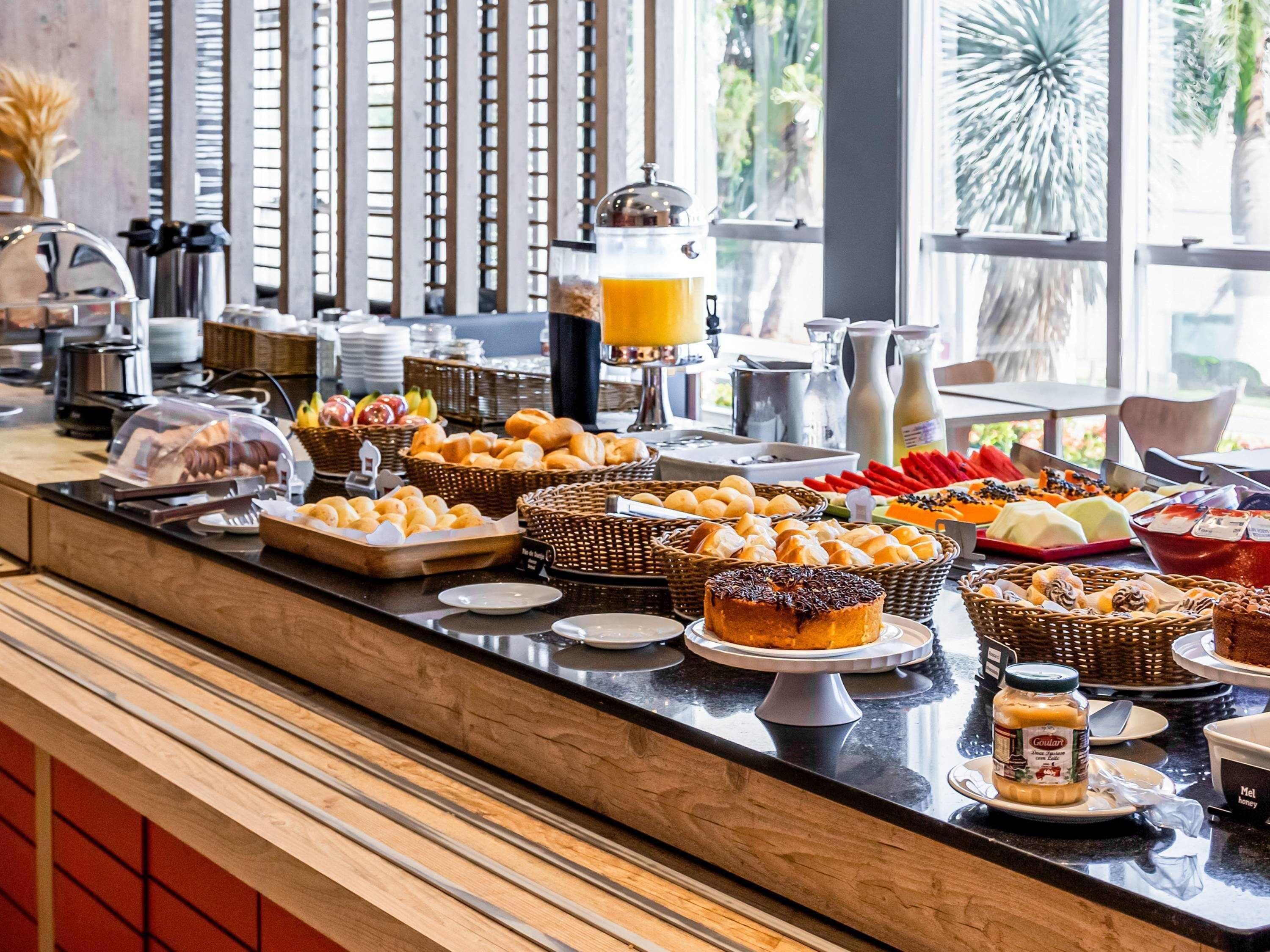 Se ofrece un desayuno bufé (44 BRL por persona)