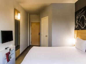 Standard Room, 1 Double Bed | Minibar, in-room safe, desk, free WiFi
