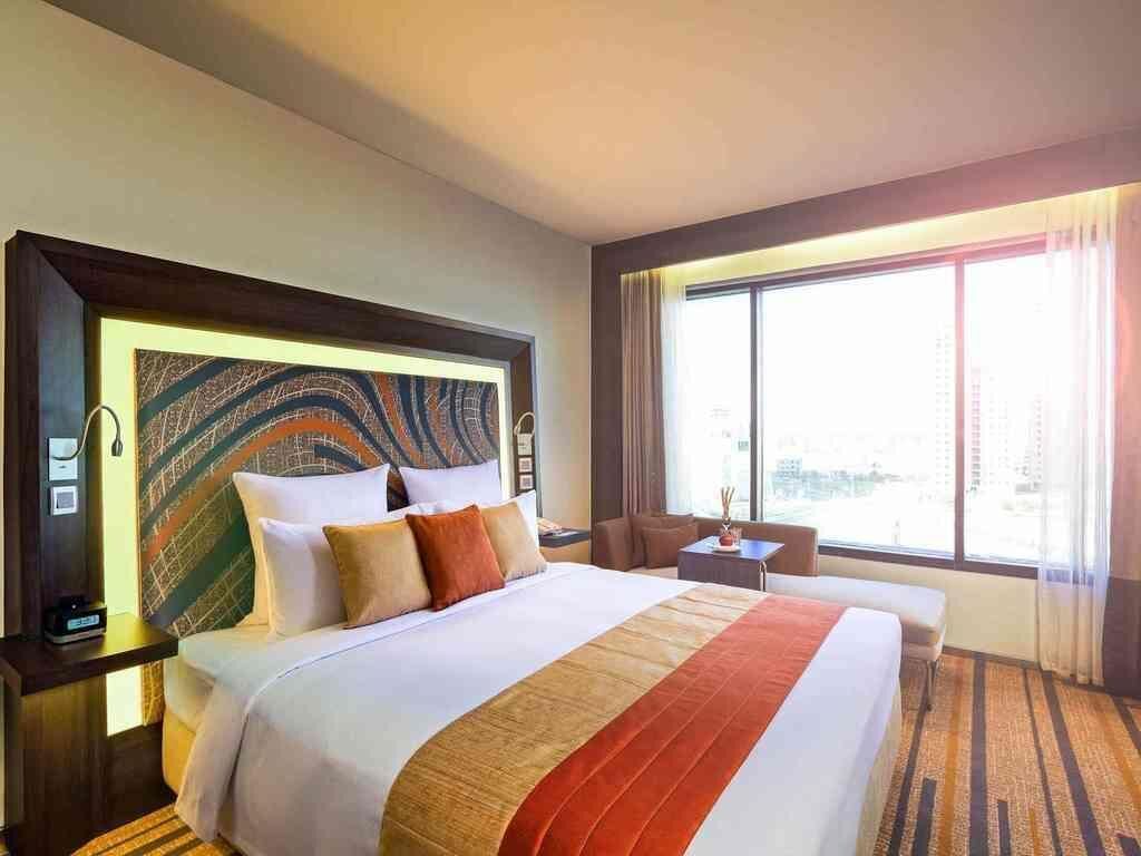 Seprai premium, selimut bulu angsa, minibar, dan brankas