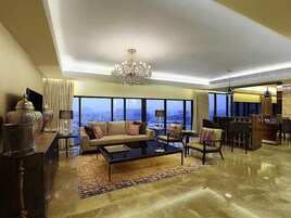 Ropa de cama de alta calidad, cubrecamas y minibar 