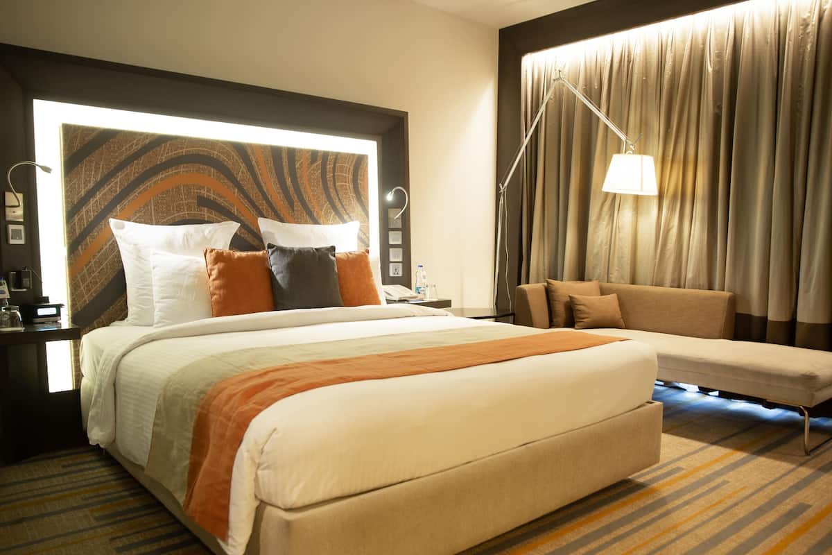 Ropa de cama de alta calidad, cubrecamas y minibar
