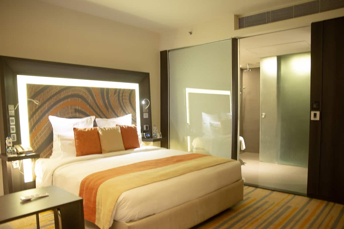 Ropa de cama de alta calidad, cubrecamas y minibar
