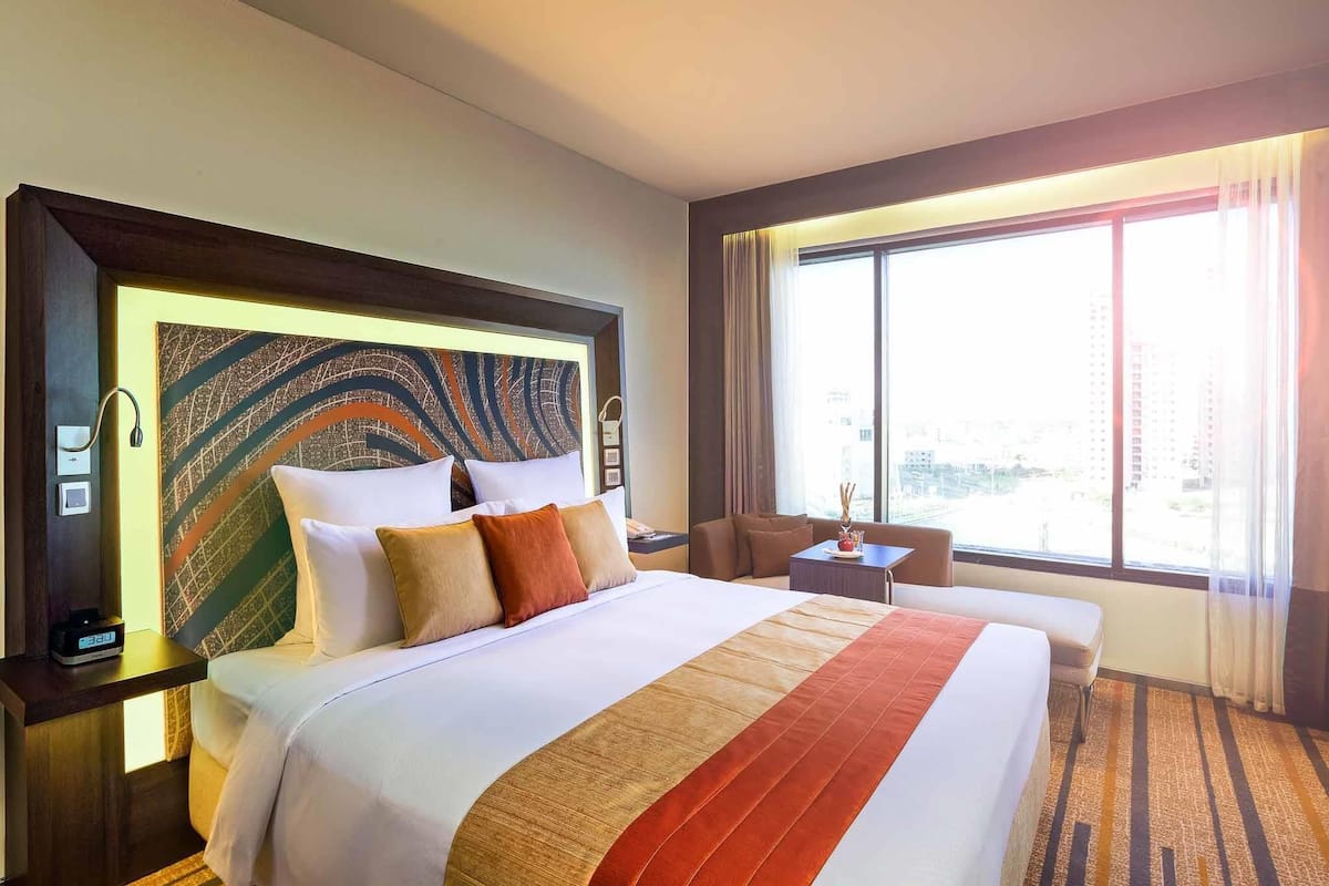 Premium bedding, down comforters, minibar, in-room safe