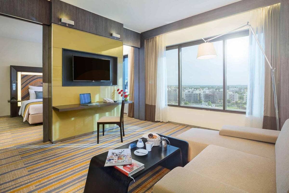 ห้องพรีเมียร์สวีท, เตียงคิงไซส์ 1 เตียง, ใช้คลับเลานจ์ได้ | เครื่องนอนระดับพรีเมียม, ผ้านวมขนเป็ด, มินิบาร์, ตู้นิรภัยในห้องพัก