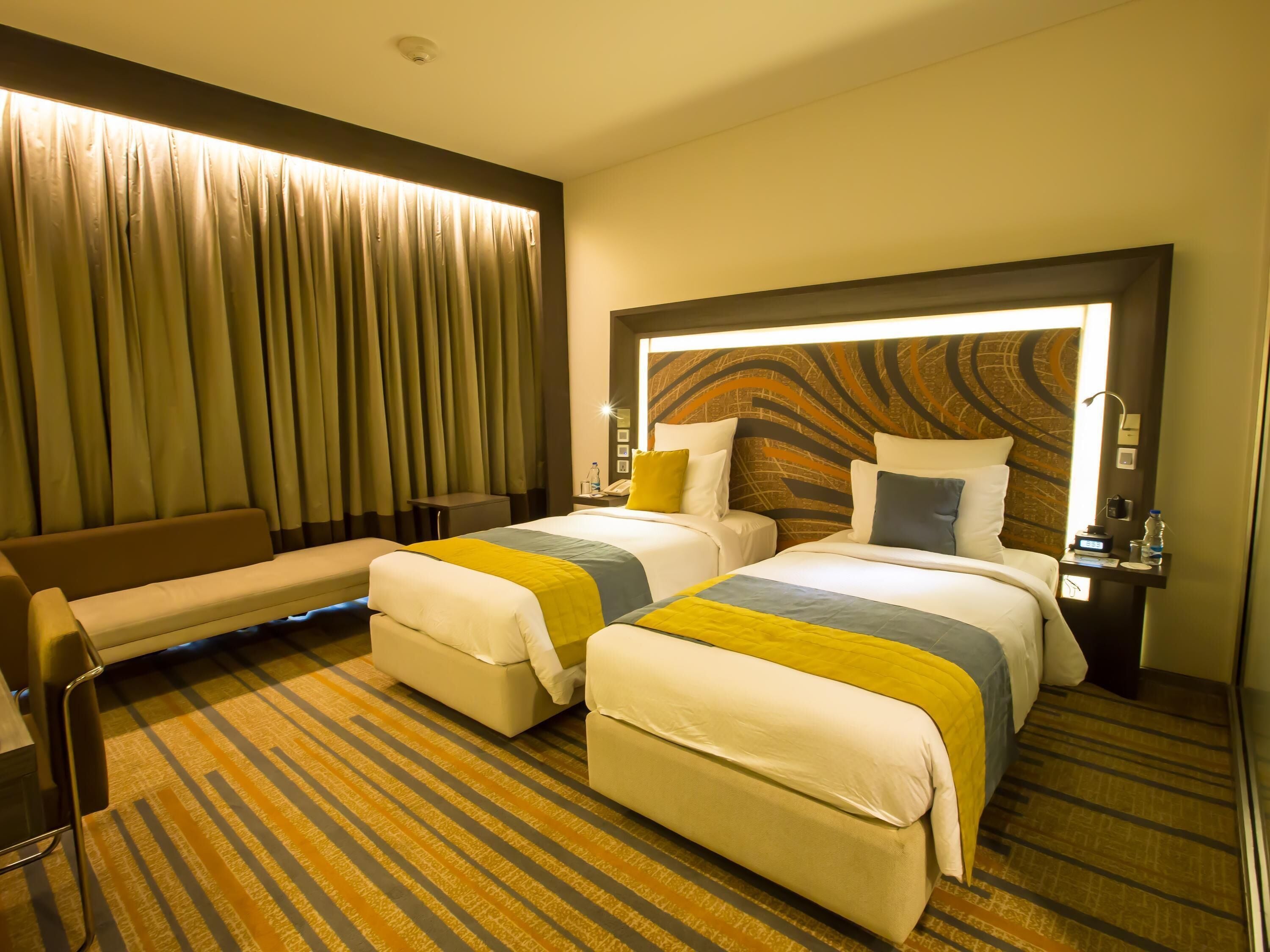 Luxe beddengoed, donzen dekbedden, een minibar, een kluis op de kamer