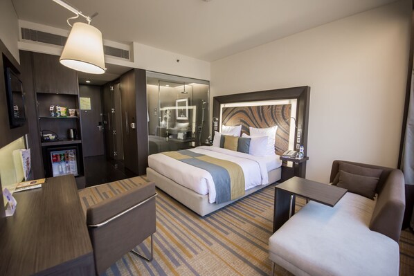 Chambre « Premier », 1 très grand lit, accès au salon club | Vue de la chambre