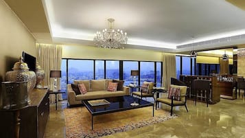 Suite Presidensial | Seprai premium, selimut bulu angsa, minibar, dan brankas