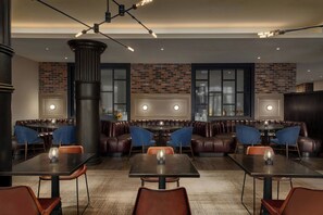 Breakfast and dinner served - Courtyard Portland Downtown/Waterfront (Portland)