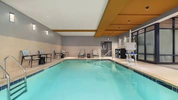 Una piscina cubierta
