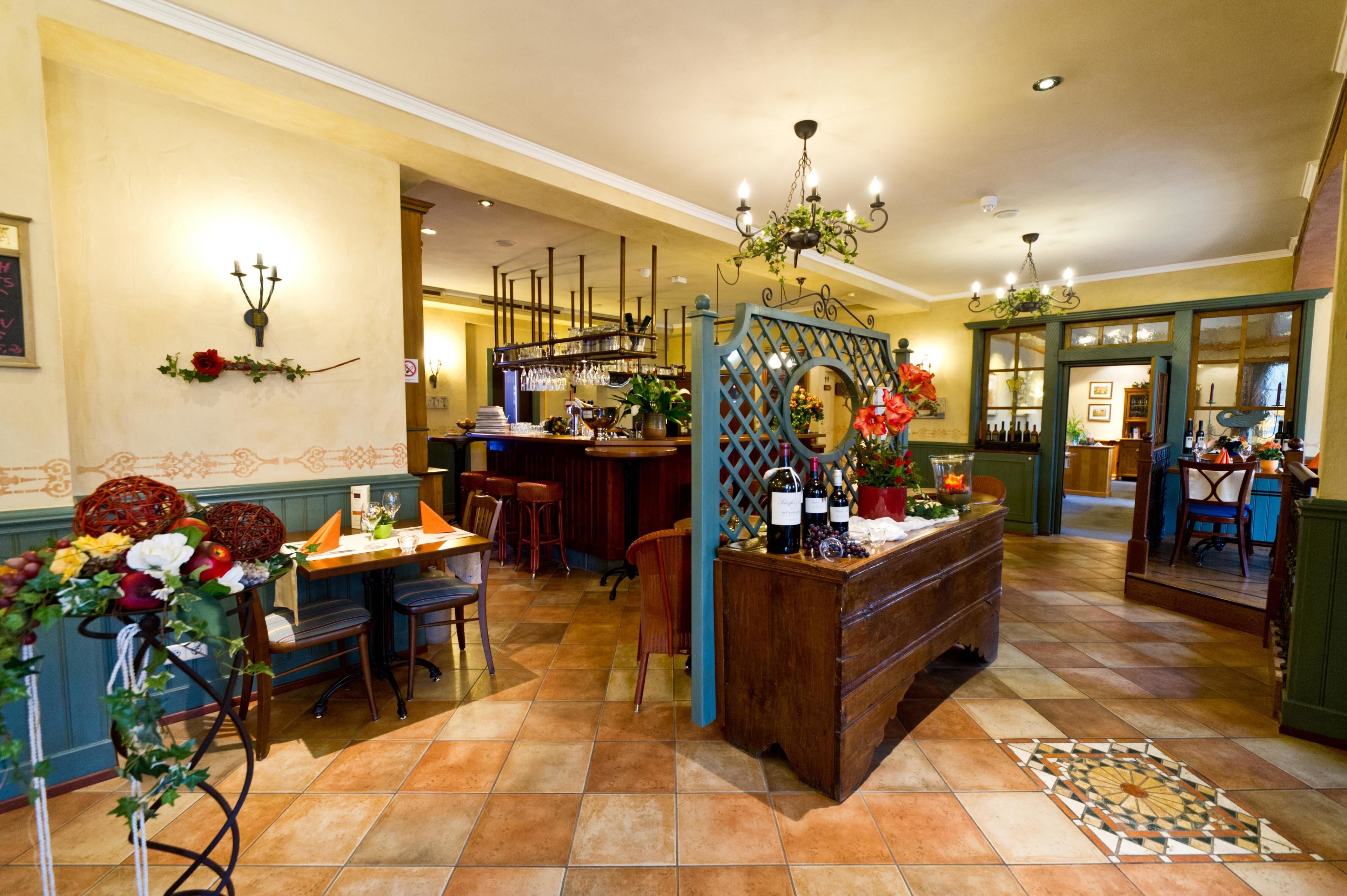 Eine Hotelhalle mit Barbereich, Holzmöbeln und einem dekorativen Mittelstück.