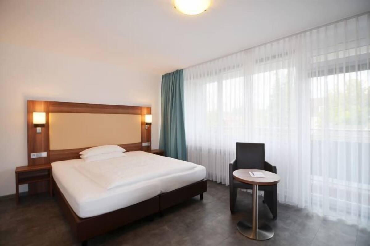 1 dormitorio, ropa de cama hipoalergénica, escritorio