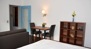 32-inch flat-screen TV with cable channels, TV - Neu Heidelberg - Guesthouse & Apartments (Heidelberg)