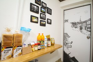 Lemari es dan mesin pembuat kopi/teh