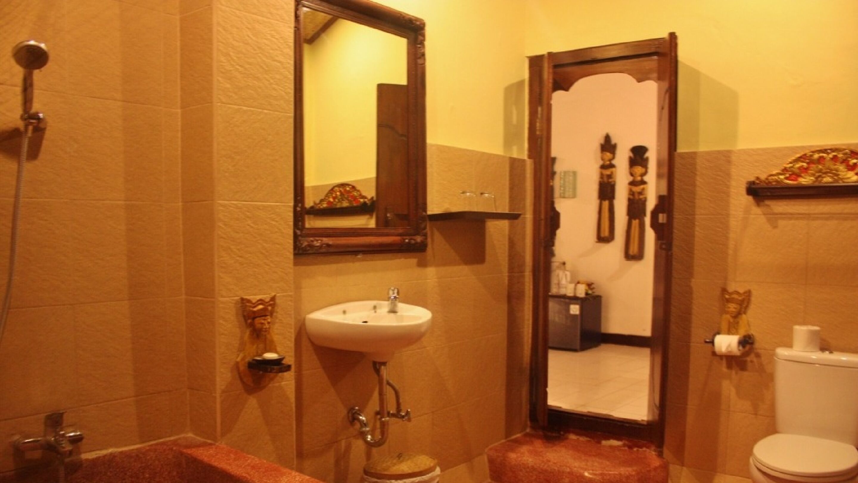 combined shower/bathtub, free toiletries, hair dryer, towels