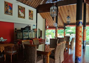 Petit déjeuner, déjeuner et dîner servis sur place, vue sur la piscine