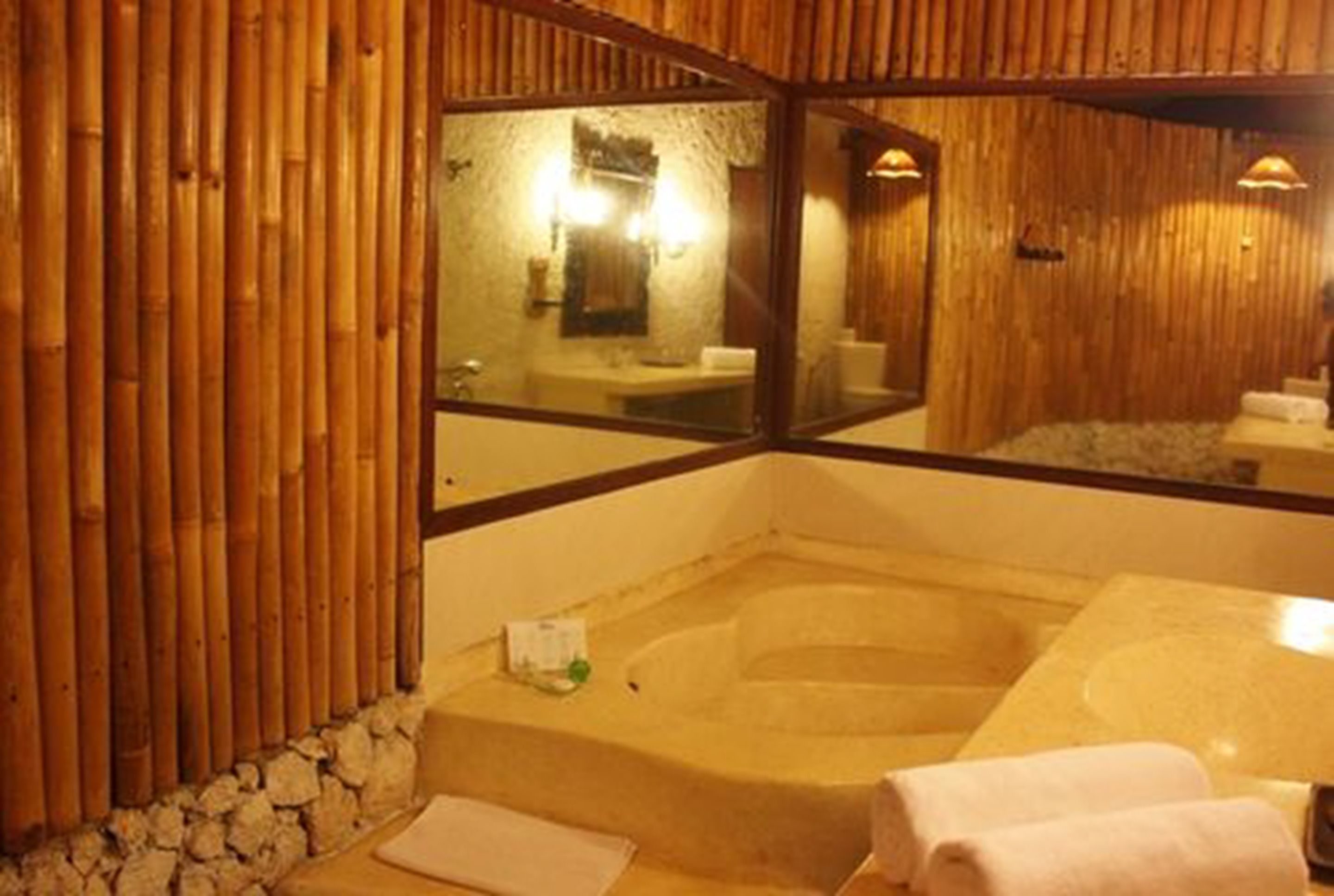 duplex (duplex suite) | bathroom | combined shower/bathtub, free toiletries, hair dryer, towels