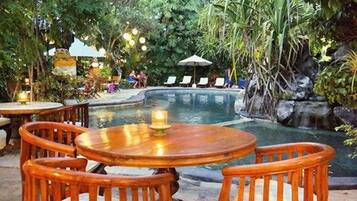 Kolam renang outdoor, dengan kursi berjemur