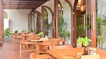 Café da manhã, almoço e jantar