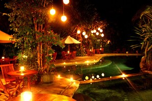 Kolam renang outdoor, dengan kursi berjemur