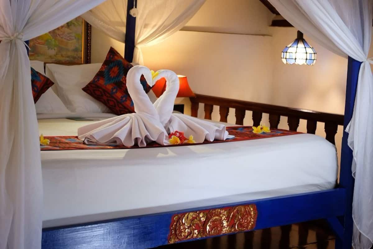 Minibar, WiFi (free), bed sheets