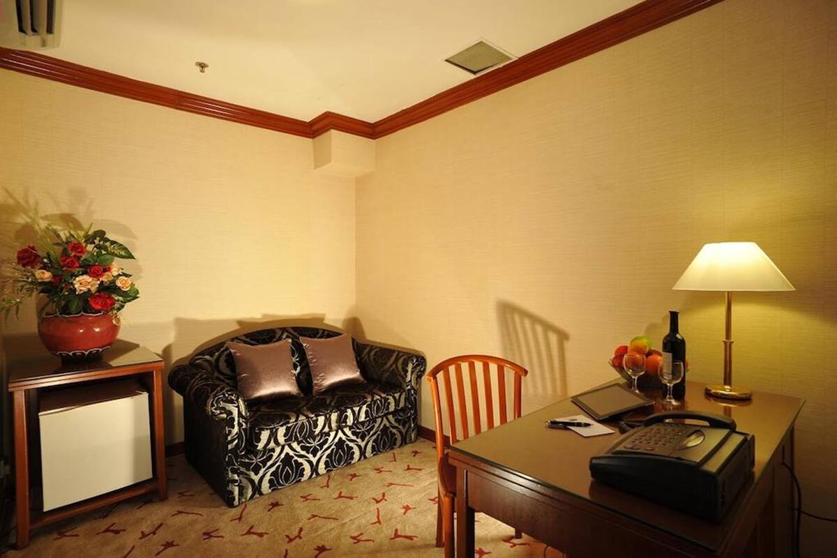 In-room safe, desk, WiFi