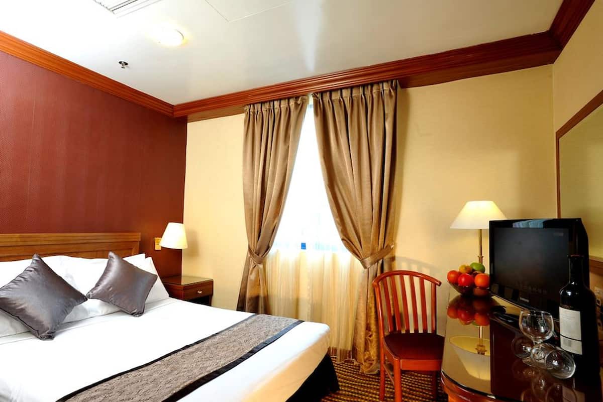 In-room safe, desk, WiFi
