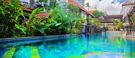 2 kolam renang outdoor, dengan kursi berjemur