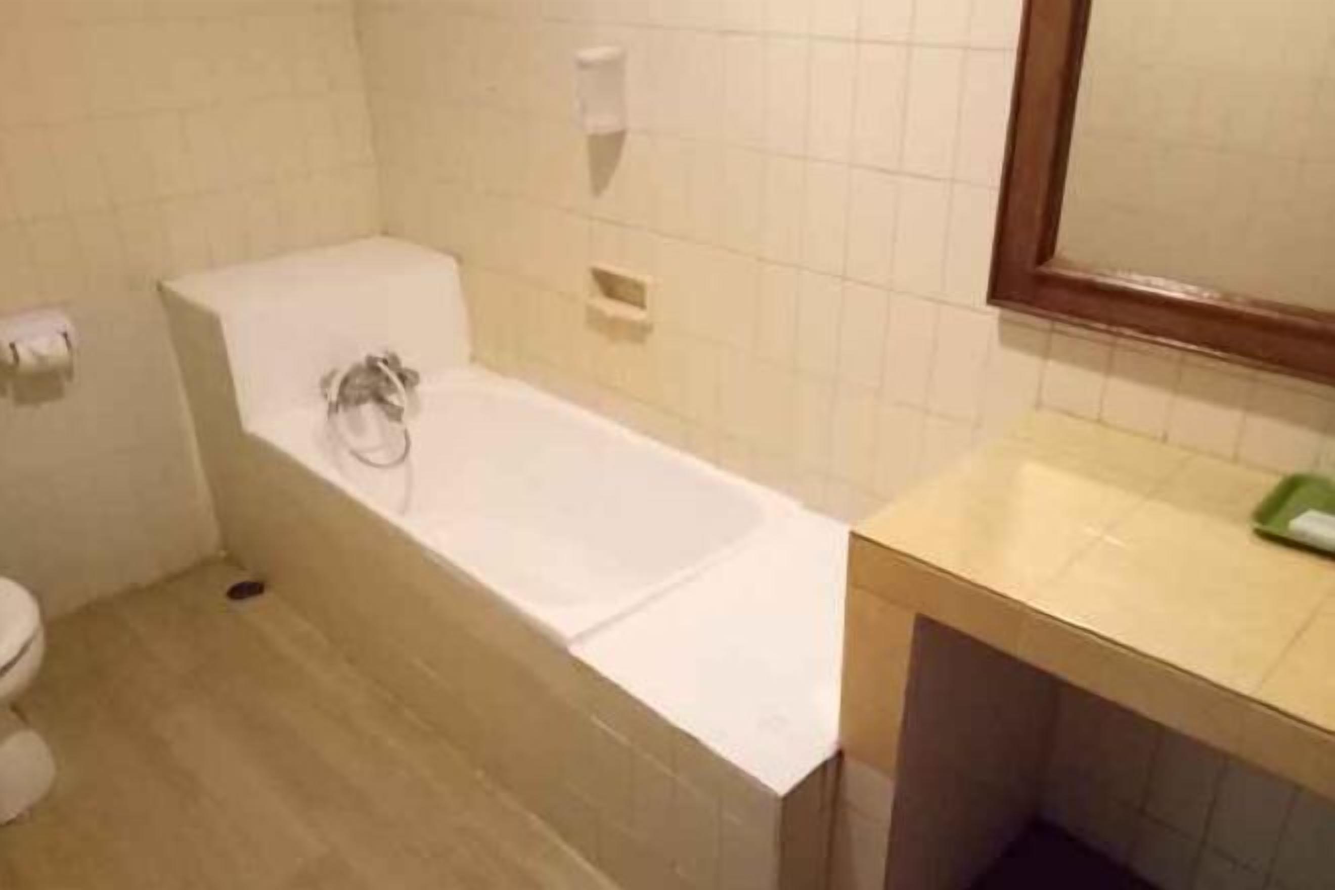 Bad | Dusj, dusjhode med hydromassaje, toalettartikler (inkludert) og hårføner