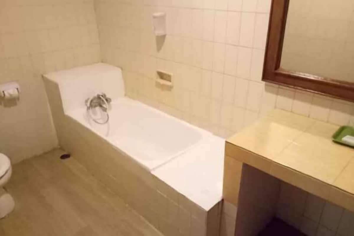 Bad | Dusj, dusjhode med hydromassaje, toalettartikler (inkludert) og hårføner