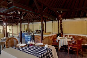 Internationale Küche, Blick auf den Garten 