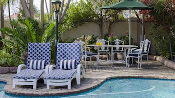 Outdoor pool, sun loungers