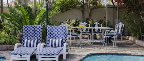 Kolam renang outdoor, dengan kursi berjemur