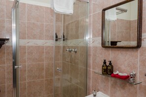 Chambre luxueuse (1) | Salle de bain | Articles de toilette griffés, séchoir à cheveux, serviettes fournies