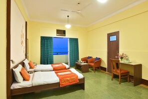 Deluxe Sea View Balcony Room | ตู้นิรภัยในห้องพัก, โต๊ะทำงาน, Wi-Fi ฟรี, ผ้าปูที่นอน