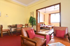 Queens Necklace Suite | Wohnbereich | Flachbildfernseher